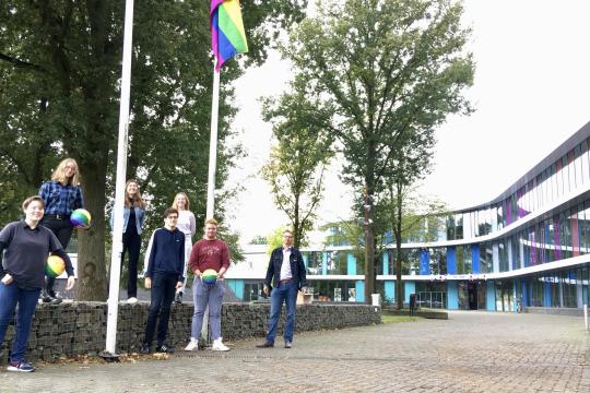 Middelbare scholen in Weert hijsen de regenboogvlag