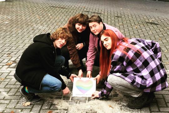 Regenboogtegel op Het College