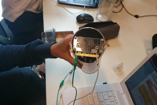 Leerlingen bouwen muziekinstrument met micro-computer